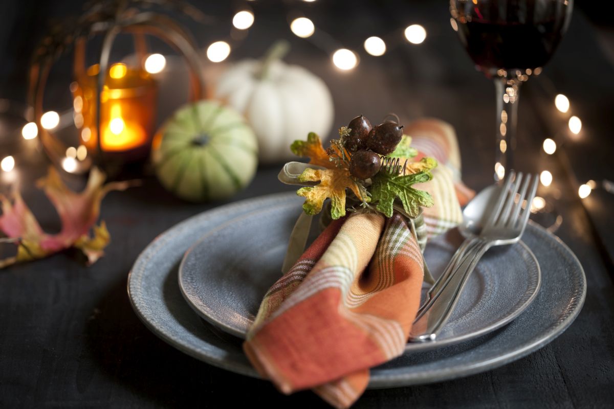 Ein liebevoll gedeckter Tisch im herbstlichen Ambiente: warme Farben, schönes Geschirr, Kerzenschein und kleine Kürbisse schaffen eine gemütliche Atmosphäre in unserem Restaurant.