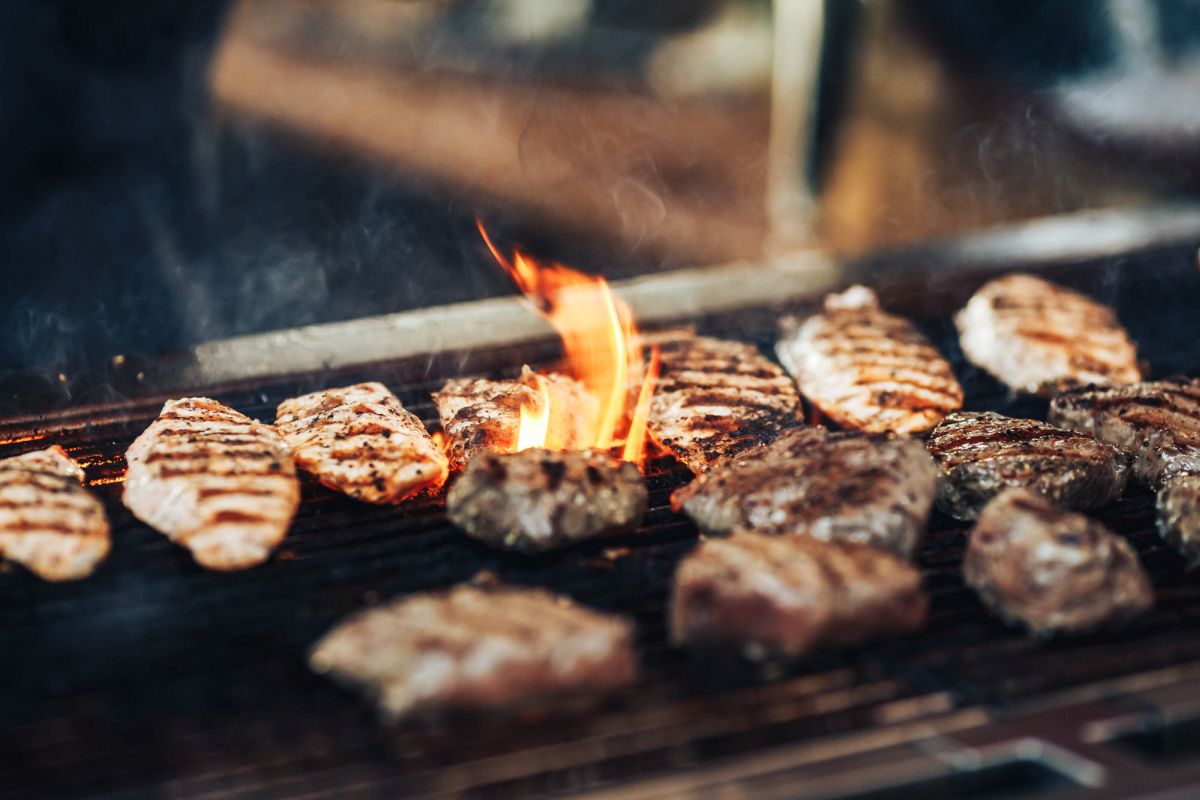 LeuchtturmHarburg_Sommerfest Detailaufnahme von Steaks auf dem Grill