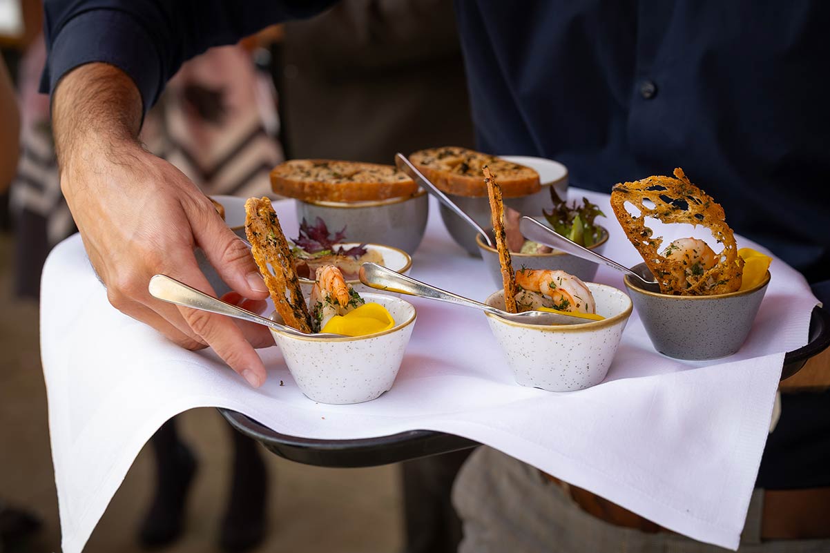 Leuchtturm_Harburg_Catering Ein Kellner serviert ein Flying Buffet