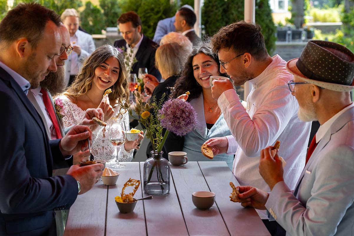 Leuchtturm_Harburg_Event_Hochzeit_03 Eine Hochzeitsgesellschaft auf der Terrasse des Leuchtturms Harburg