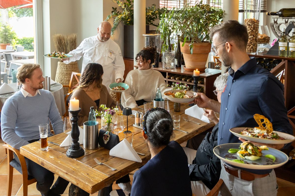 LeuchtturmHarburg_FrankWiechern Gäste im Restaurant Leuchtturm bekommen ihre Speisen von Frank Wiechern und einem Kellner